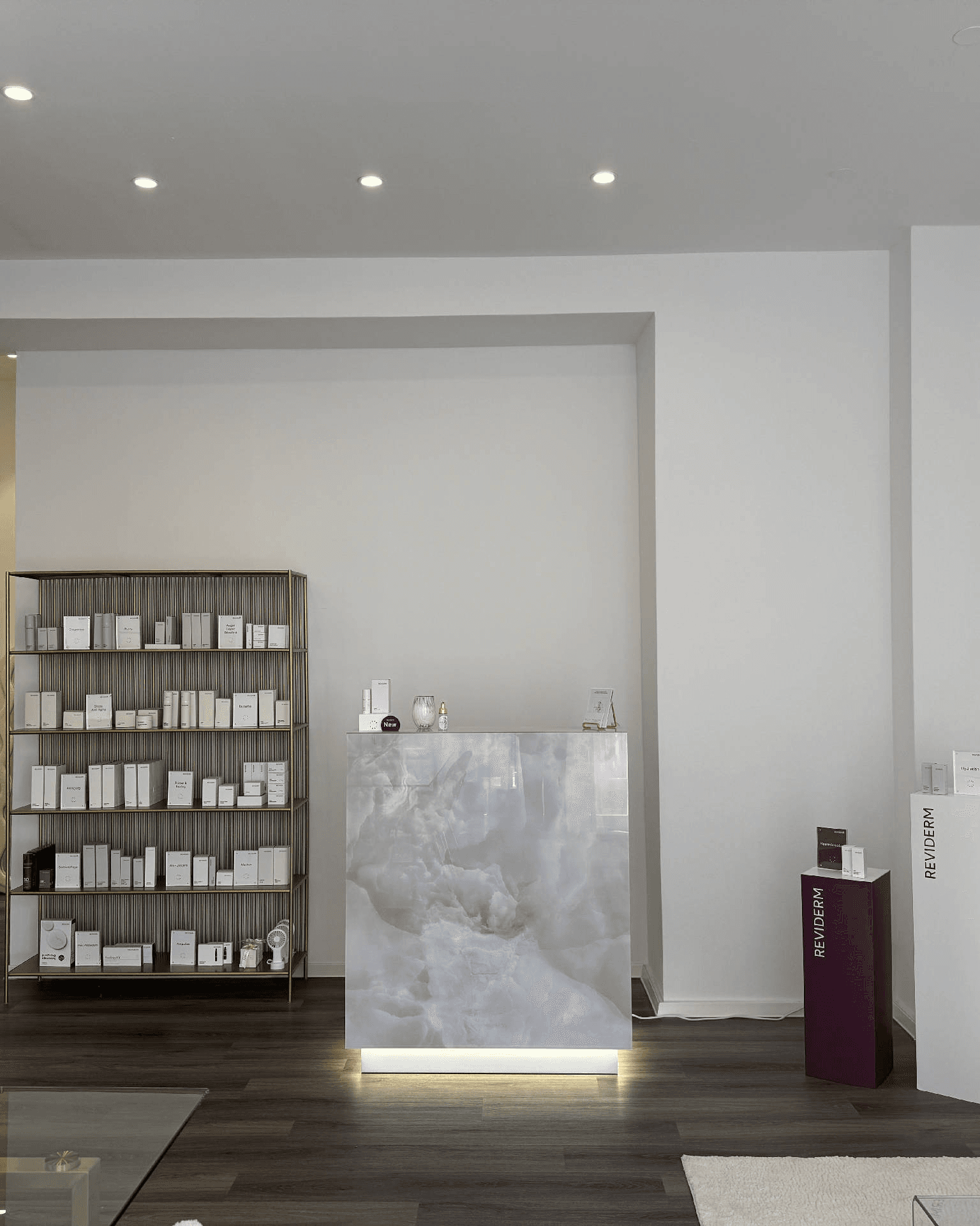 Empfangsbereich mit Produktregal im LAYAL BEAUTY Studio
