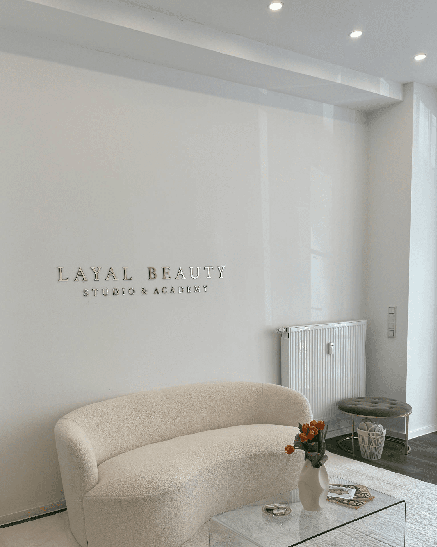 Lounge Bereich im LAYAL BEAUTY Studio